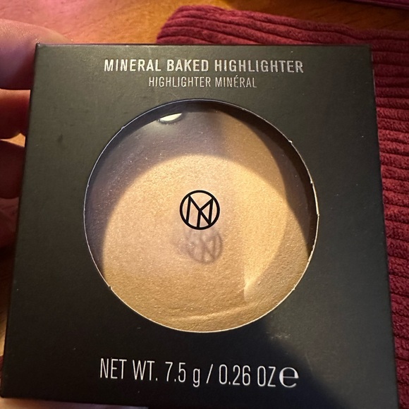IL MAKIAGE MINERAL BAKED HIGHLIGHTER in HALO, 
INSTANT GLOW BAKED HIGHLIGHTER - Picture 2 of 4
